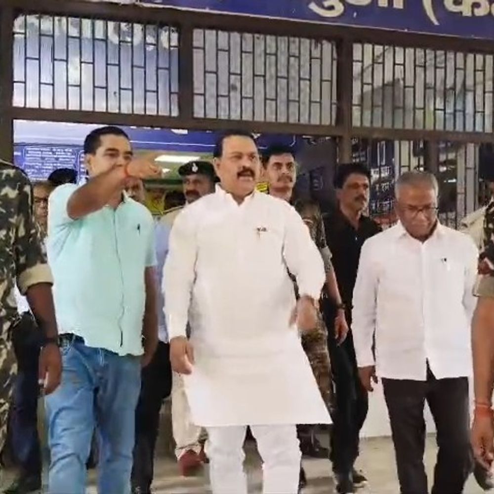 राशन-आधार से अस्पताल में बनवाएं आयुष्मान कार्ड-MP:बोले-स्वास्थ्य सेवाओं में सुधार को लिखेंगे लेटर,भभुआ अस्पताल का निरीक्षण