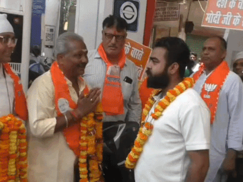BJP कार्यकर्ताओं ने वाराणसी में चलाया जागरूकता अभियान:पेट्रोल-डीजल की जरूरत अनुसार खपत करने की अपील,बोले- जनता इलेक्ट्रानिक वाहन का करें प्रयोग