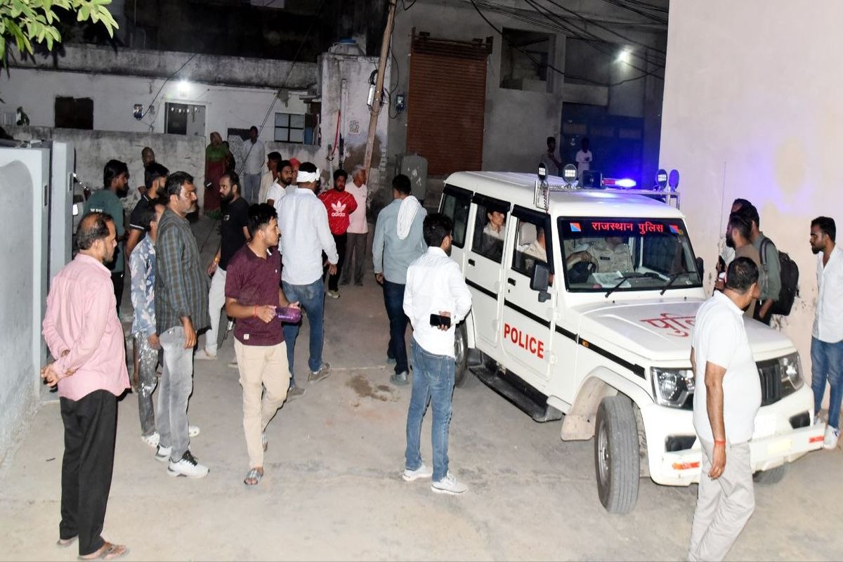 स्टील रैलिंग की आड़ में अफीम तस्करी, आरोपी सहित 942 ग्राम अफीम जब्त