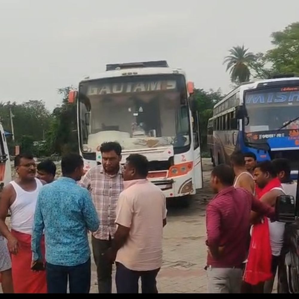 देवघर में श्रद्धालुओं की गाड़ी से 16 बैग चोरी:पटना से आए श्रद्धालुओं का लाखों का सामान गायब, हंगामा