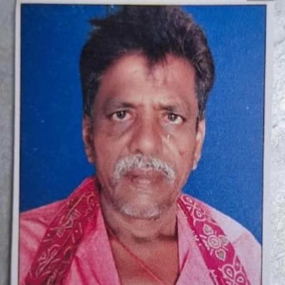 तेज रफ्तार ट्रैक्टर दुकान में घुसा, दुकानदार की मौत:पश्चिम चंपारण में भीड़ ने ग्रामीण की खूब पिटाई की, शव को मलबे से निकाला बाहर