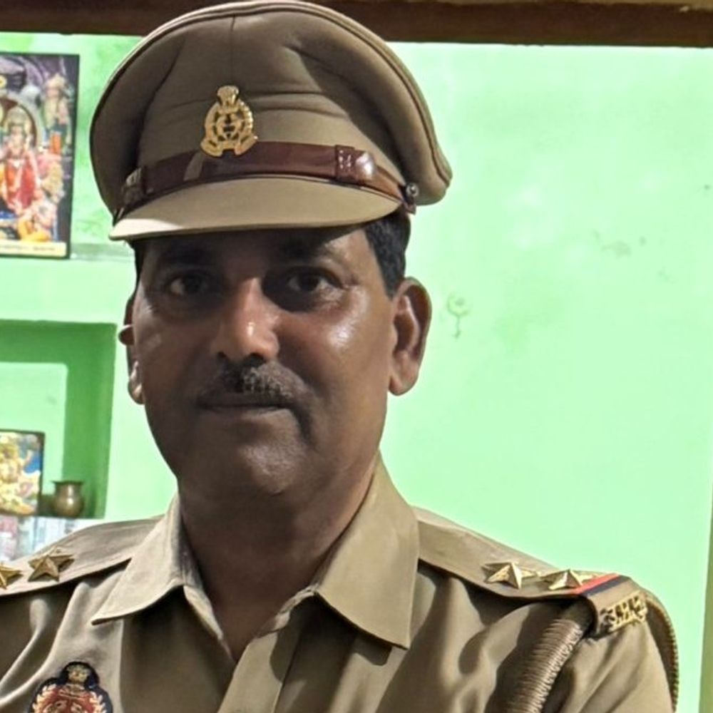 हाथरस में चौकी इंचार्ज 10 हजार रिश्वत लेते गिरफ्तार:एंटी करप्शन टीम ने सिकंद्राराऊ की कचौरा चौकी से दबोचा