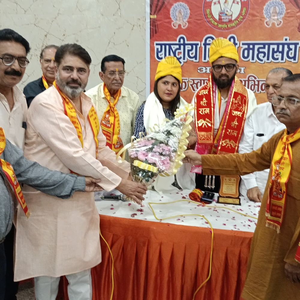 12 ज्योतिर्लिंगों की पदयात्रा लेकर आगरा पहुंचे दम्पत्ति:11 राज्यों की पैदल यात्रा हुई पूरी, शिवभक्त दम्पत्ति का जिले में हुआ स्वागत