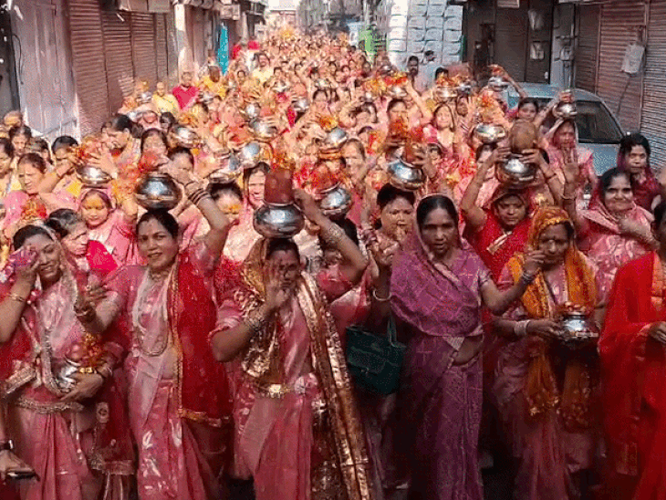 501 कलशों संग निकली मनकामेश्वर बाबा की यात्रा:यमुना तट पर द्वादश ज्योतिर्लिंग और 21 फीट श्रीनाथजी बने आकर्षण