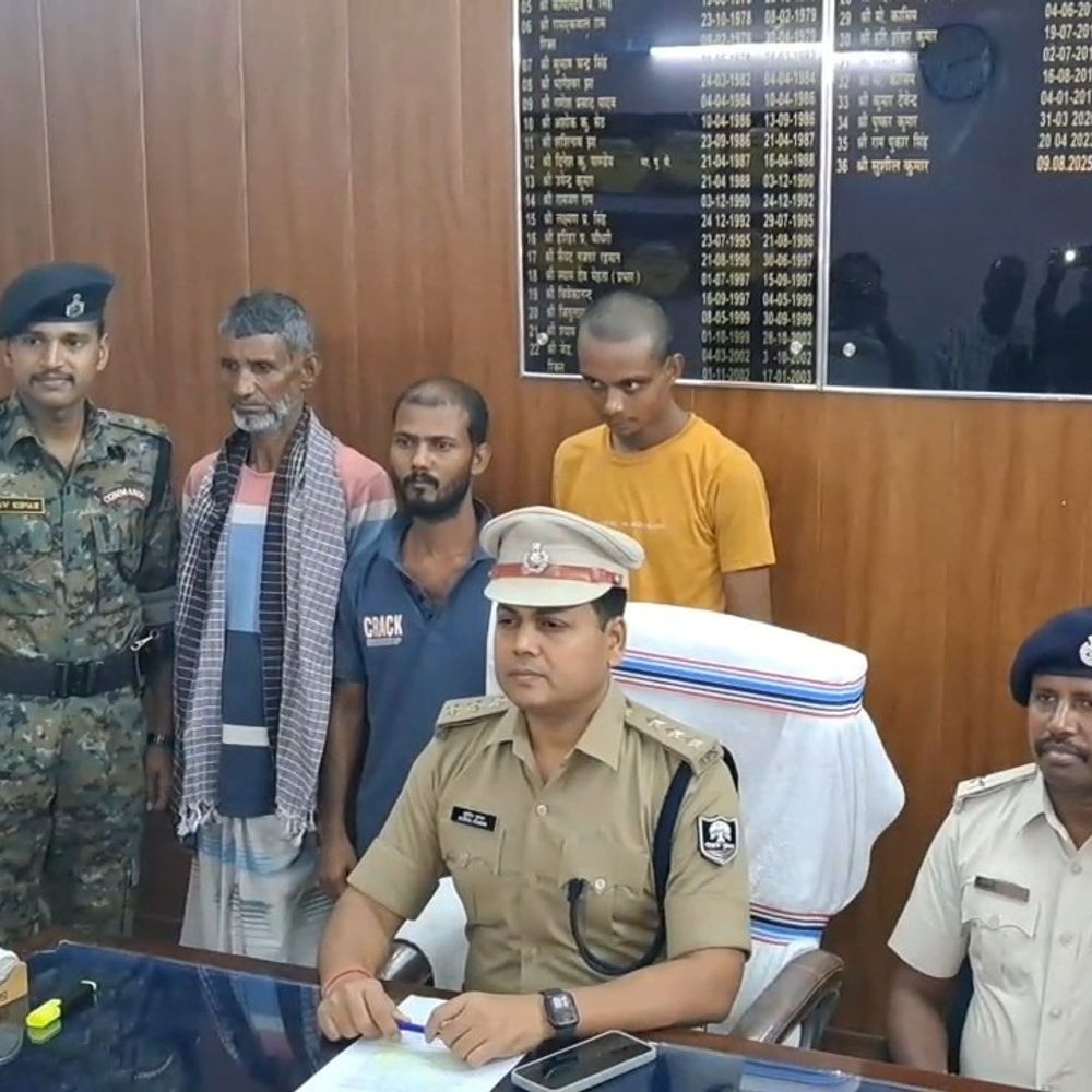 अररिया में 16 ग्राम स्मैक बरामद:तीन तस्कर अरेस्ट, 8.36 लाख रुपये नकद जब्त; चेकिंग के दौरान कार्रवाई