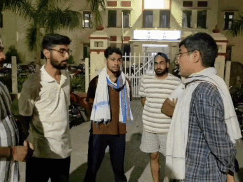 BHU बालगंगाधर छात्रावास के बाहर छात्रों का विरोध:वार्डन पर अभद्र व्यवहार करने का लगाया आरोप,बोले-मामले की निष्पक्ष जांच हो