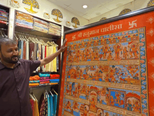 काशी में तैयार हुई चित्रमय हनुमान चालीसा:रेशमी की साड़ी पर सजी भक्ति की अनूठी मिसाल, 6 महीने में बनकर हुई तैयार