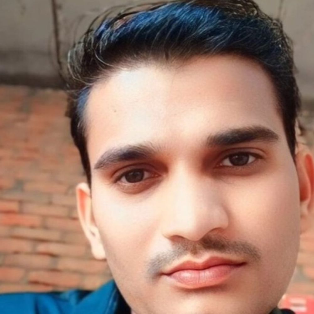 फिरोजाबाद में लाइनमैन की करंट लगने से मौत:परिजनों ने बिजली विभाग के डिवीजन कार्यालय पर किया प्रदर्शन