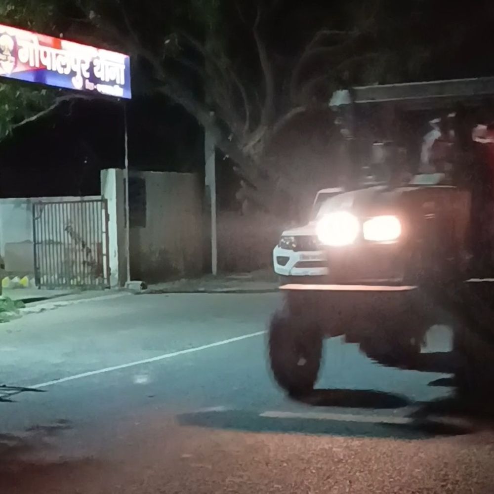 इनरवा-बेतिया मार्ग पर चल रही ओवरलोड ट्रैक्टर-ट्रॉलियां:7 थाना क्षेत्रों को किया पार, कहीं नहीं हुआ रोकथाम, किसानों के वाहनों पर काट रहे चालान