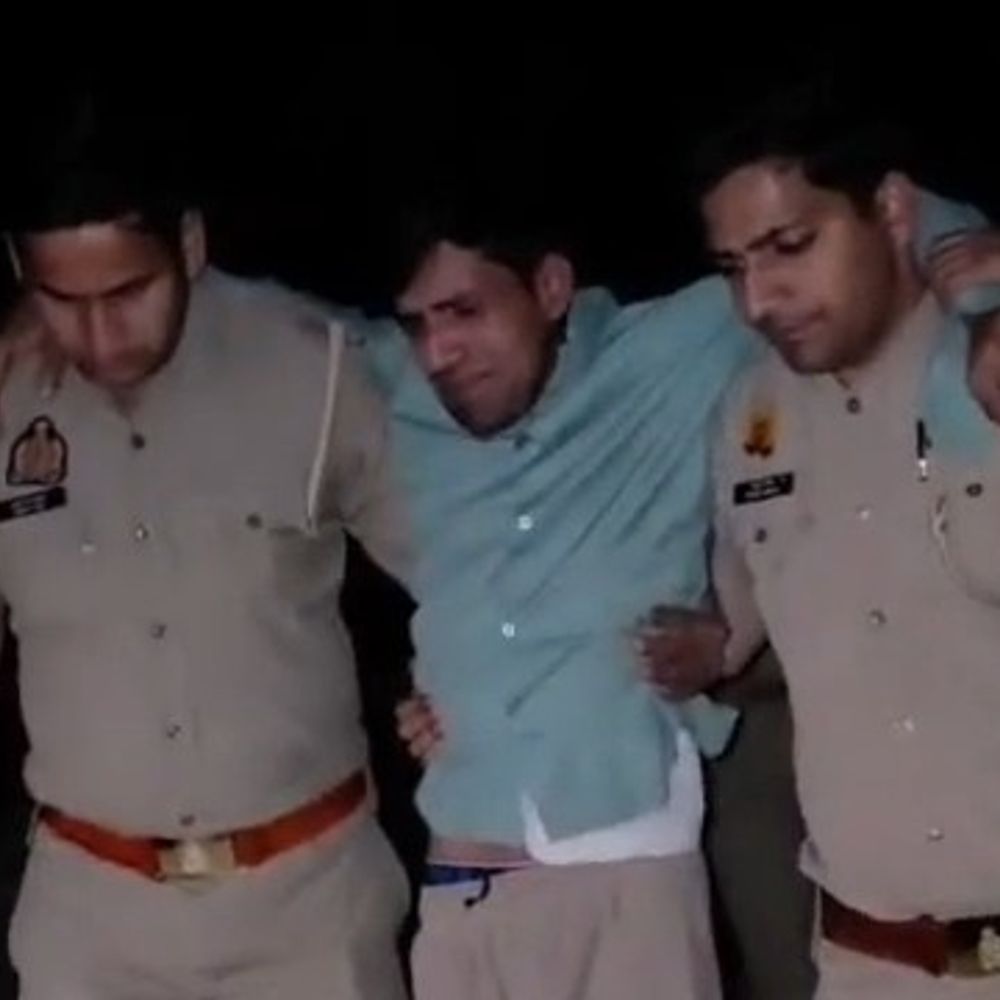 पुलिस की गौतस्कर से मुठभेड़, कोतवाल घायल:अमरोहा में 25 हजार के इनामी के पैर में लगी गोली, इंस्पेक्टर के हाथ से छूकर निकली