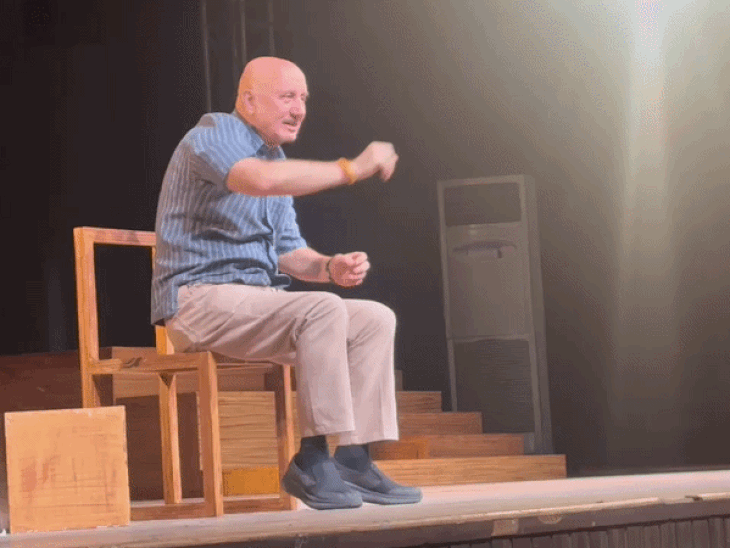 आगरा में अनुपम खेर ने सुनाया संघर्षों का सफर:“कुछ भी हो सकता है” के 501वें मंचन में दर्शकों संग साझा किए जीवन अनुभव