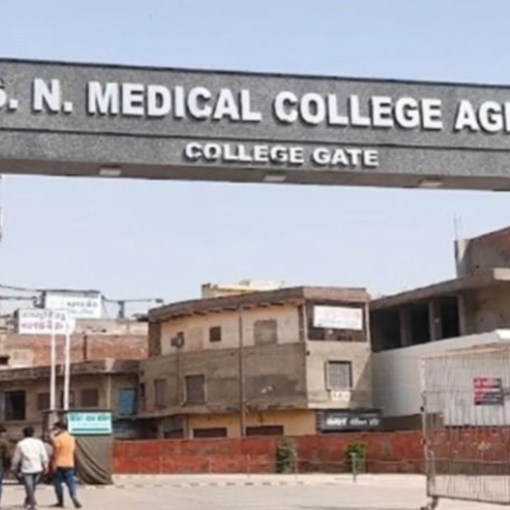 एसएन मेडिकल कॉलेज में डॉक्टर के साथ हुई मारपीट:तीमारदारों ने किया बवाल, दो चिकित्सक घायल, मैके पर नहीं था कोई गार्ड