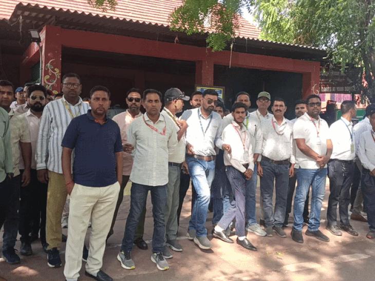 शिल्पग्राम पार्किंग का बंद होने पर हुआ विरोध:गाइड्स और गोल्फ चालकों ने किया प्रदर्शन, बोले हमारे लिए कोई अब स्थान नहीं