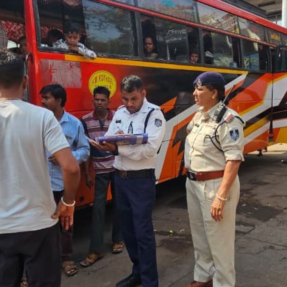 आलीराजपुर में यात्री बसों की सघन जांच:ट्रैफिक पुलिस ने दस्तावेज, सुरक्षा उपकरण और ओवरलोडिंग जांची
