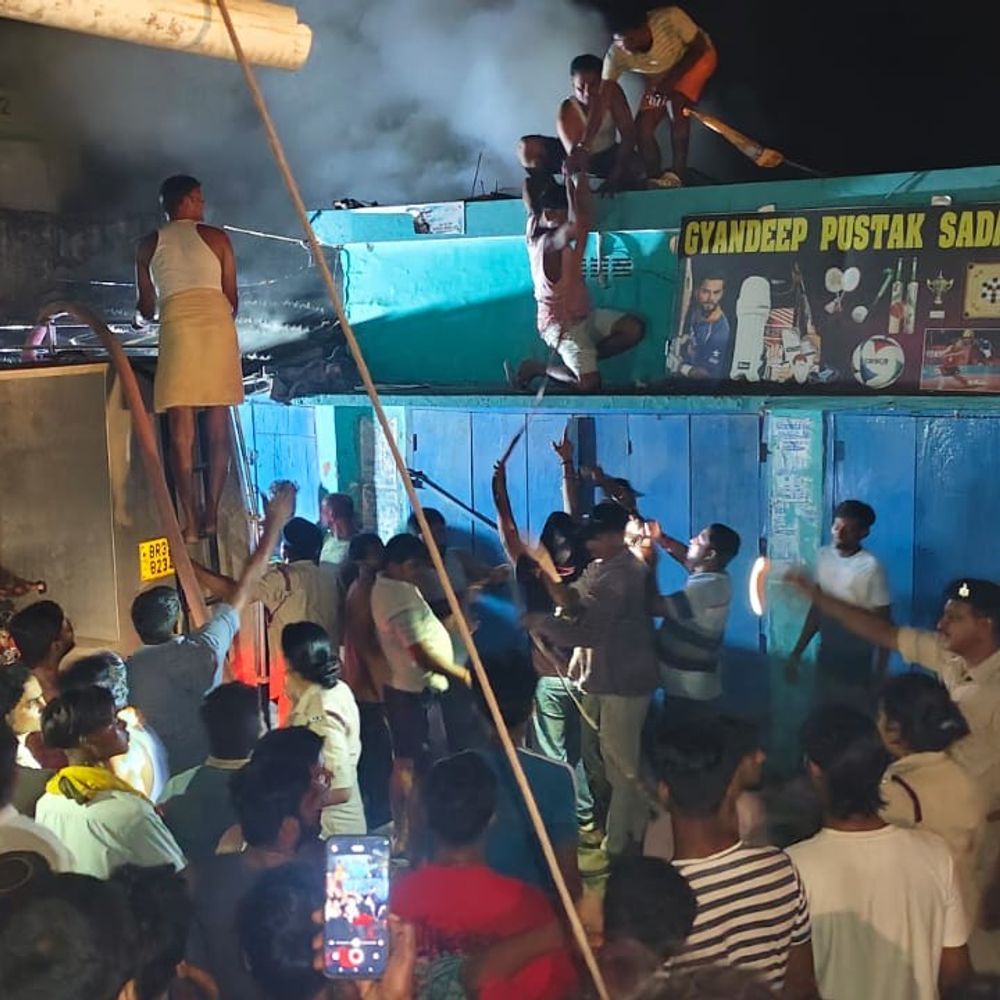 मनिहारी रेलवे स्टेशन के पास हार्डवेयर दुकान में लगी आग:कटिहार में शॉर्ट सर्किट की आशंका, दमकल ने 45 मिनट में पाया काबू