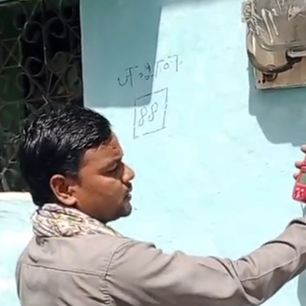 सतना में बिजली चोरी पर कंपनी ने की कार्रवाई:दो स्थानों पर मीटर बाईपास और सर्विस लाइन में कट मिला