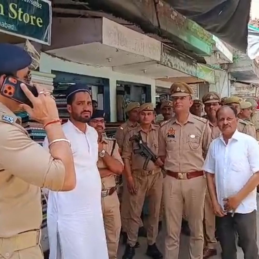ईद से पहले फिरोजाबाद में पुलिस का फ्लैग मार्च:एसपी ग्रामीण अनुज चौधरी ने संवेदनशील इलाकों का किया दौरा