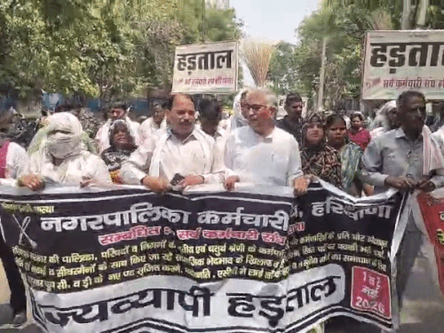 फरीदाबाद सफाई और फायर ब्रिगेड कर्मचारियों की हड़ताल:आगजनी में मारे गए मजदूरों की ‌विध‌वाएं शामिल हुई, अनिश्चितकालीन हड़ताल की चेतावनी