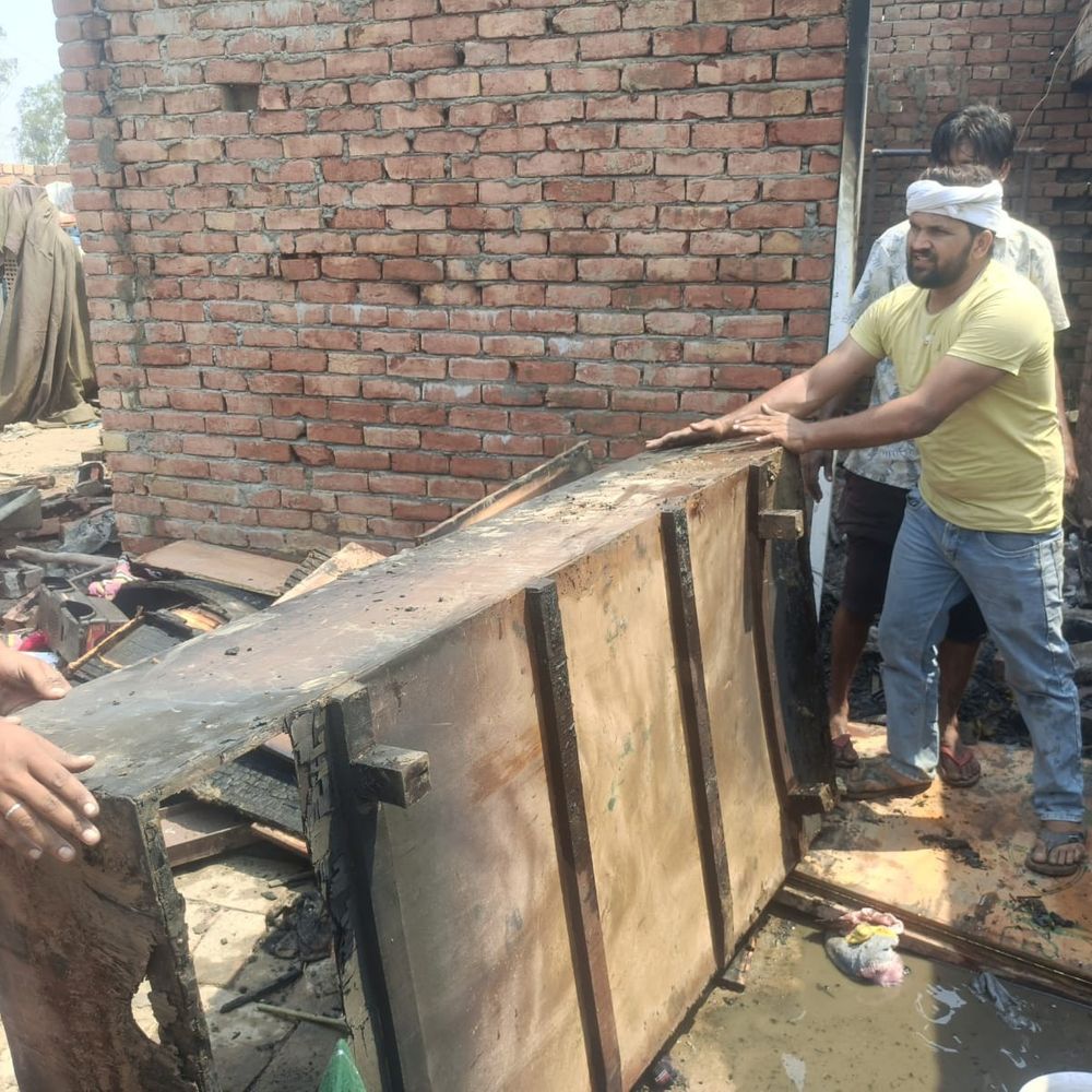 फतेहाबाद में मकान में लगी आग:हजारों की नकदी समेत कीमती सामान जला, काम से बाहर गया था मकान मालिक