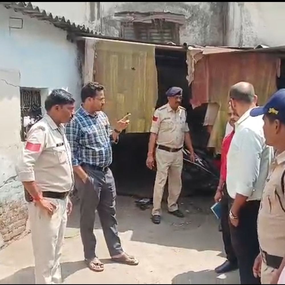 उमरिया में एसडीएम का पुरानी शराब दुकान पर छापा:31 लीटर शराब और 12 लीटर बीयर जब्त, पिलाने के साक्ष्य मिले