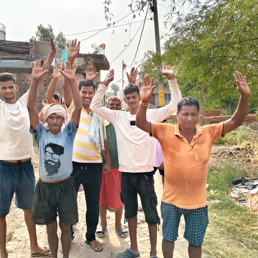 अछुआ-रकसिया पंचायत में बुनियादी सुविधाओं का अभाव:ग्रामीण बोले- सड़क पर नाले का पानी बहता है, जलजमाव से बीमार होने का खतरा बढ़ा