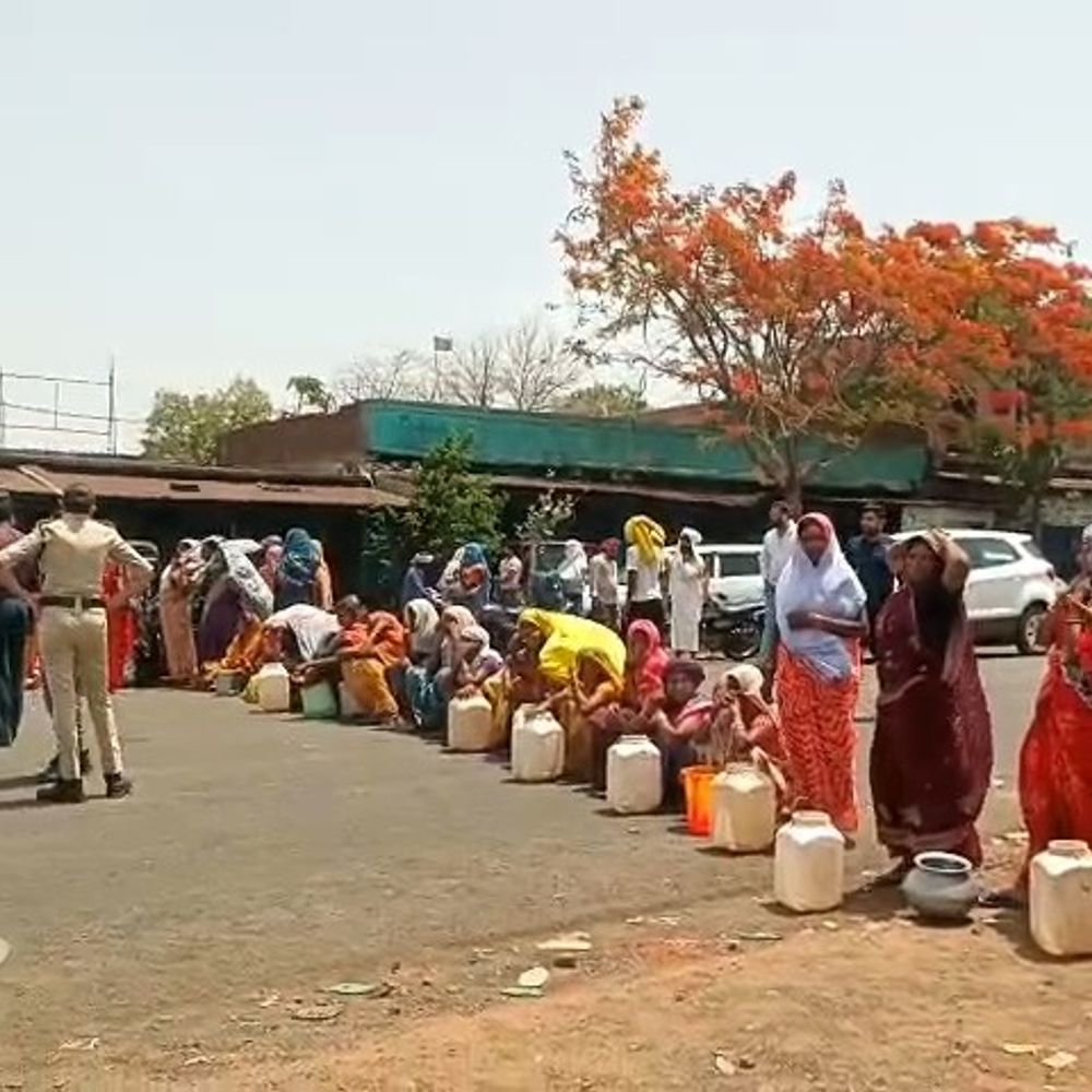 जल संकट के विरोध में महिलाओं ने किया हाईवे जाम:डिंडौरी में महिलाएं बोलीं-एक हफ्ते से बंद है सप्लाई, सरपंच-सचिव पर अनदेखी का आरोप
