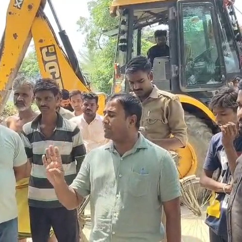 रास्ते से कब्जा हटाने पहुंची प्रशासनिक टीम का विरोध:गोंडा में पुलिस-प्रशासन वापस लौटा, बुलडोजर लेकर पहुंची टीम