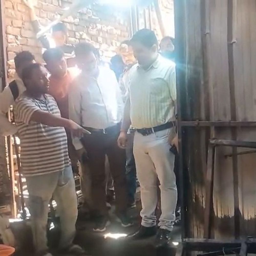 कैमूर में बिजली गिरने से टेंट गोदाम में आग:लाखों का सामान जला, उपचेयरमैन-अंचलाधिकारी ने सहायता का आश्वासन दिया