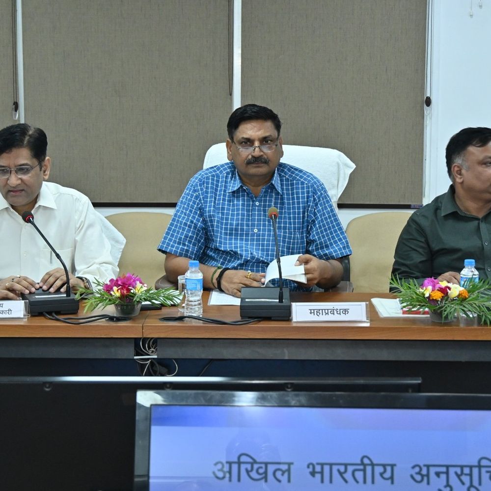 प्रयागराज मंडल ने 14 स्टेशनों पर मुफ्त पानी बांटा:रेलवे और स्वयंसेवी संगठनों ने गर्मी में यात्रियों को दी राहत
