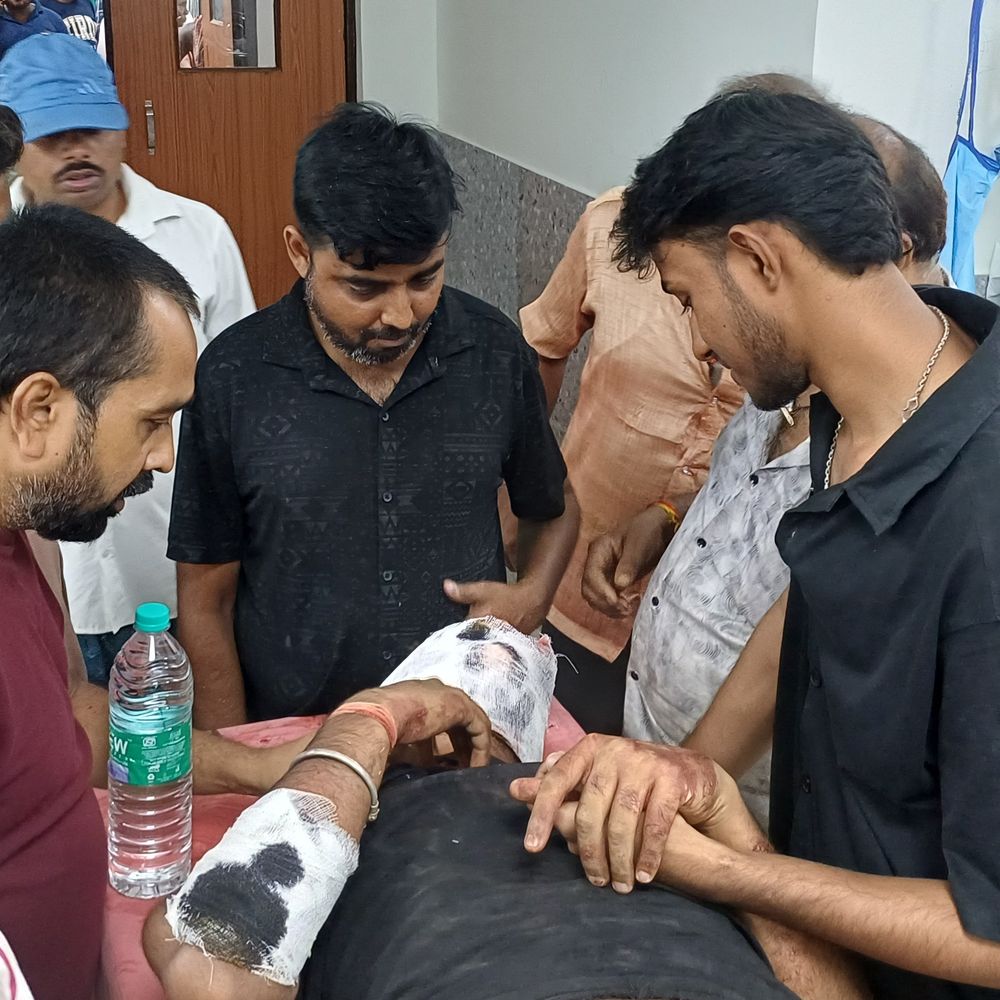 कटोरिया में दो बाइकों की टक्कर:तीन युवक घायल, एक देवघर रेफर; कटोरिया-बांका मार्ग पर हादसा