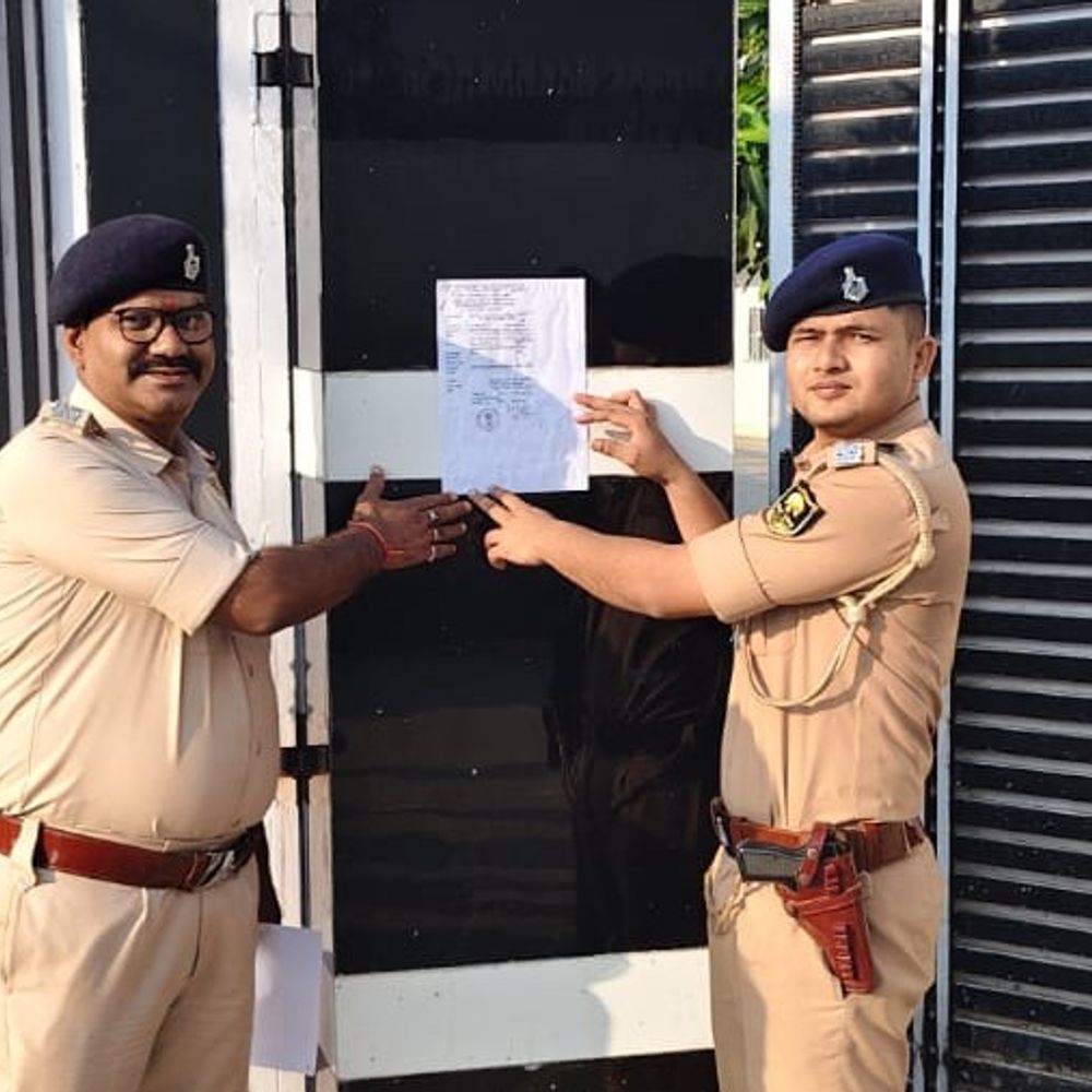 सतीश पांडेय के आवास पर पुलिस ने चिपकाया इश्तहार:भूमाफियाओं को संरक्षण मामले में जदयू विधायक पप्पू पांडेय भी नामजद, न्यायालय में आज होगी सुनवाई