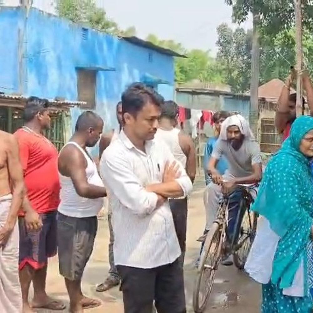 अररिया में ग्रामीणों ने स्कूल पर लगाया ताला:नई शिक्षिका के काम करने के तरीके से नाराजगी, पुरानी की वापसी की मांग