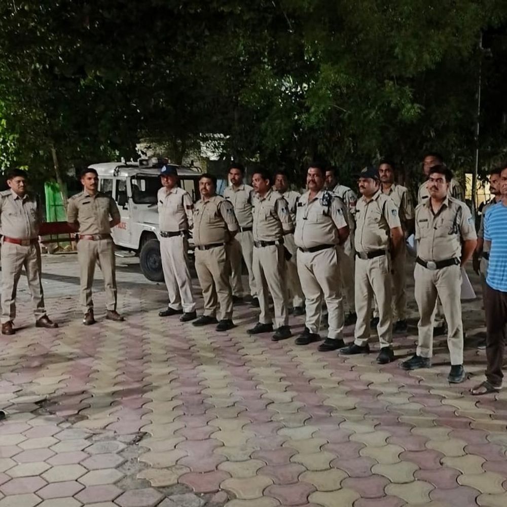 400 पुलिसकर्मियों ने रात में 78 गिरफ्तार किए:खरगोन में 198 गुंडे-बदमाशों के घर अचानक पहुंची पुलिस