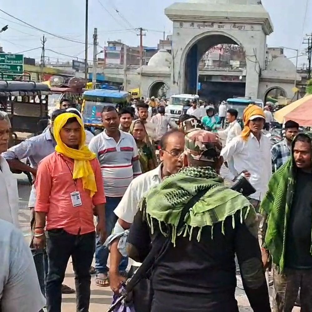 मोहनिया में अतिक्रमण हटाने के दौरान हंगामा:पुलिस-दुकानदारों में धक्का-मुक्की, सरकारी काम में बाधा डालने पर 3 लोग हिरासत में