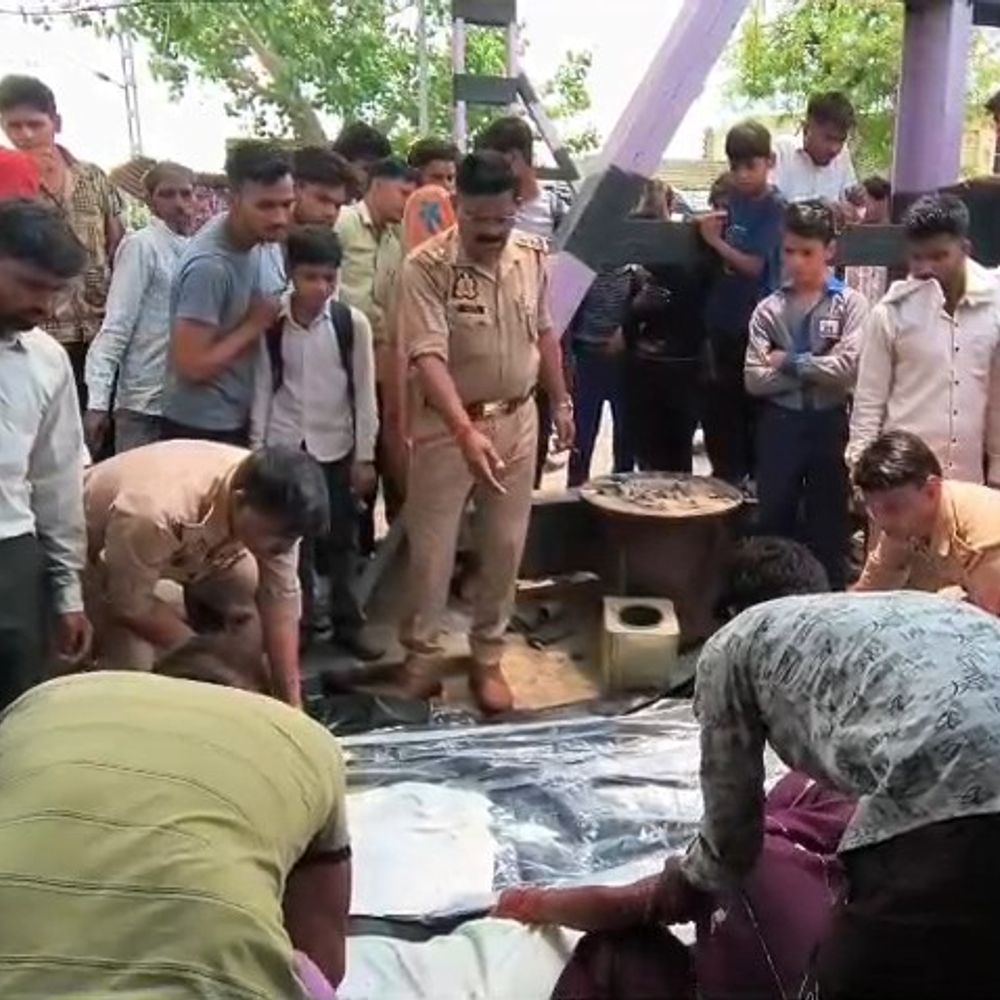 मथुरा में सड़क हादसे में महिला की मौत:ट्रैक्टर-ट्रॉला ने कुचला, रेलवे फाटक के पास हुआ हादसा