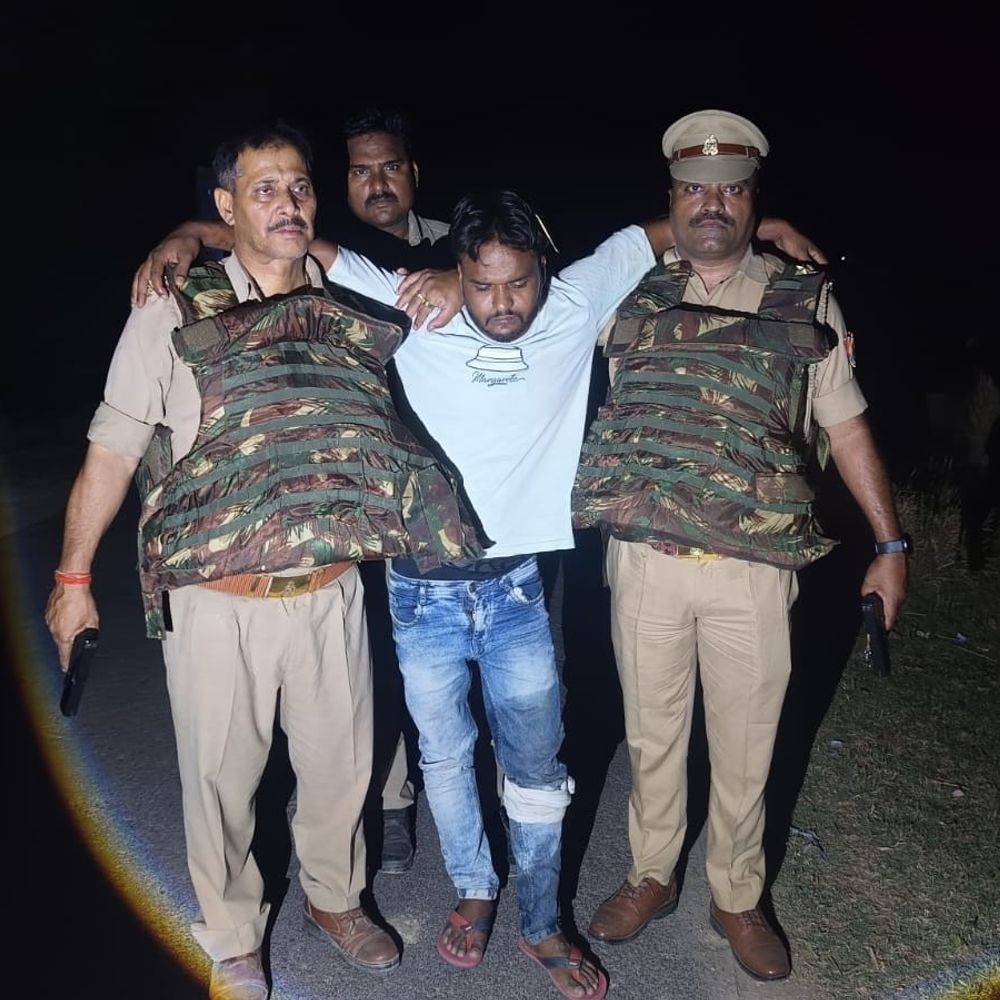 मंगलसूत्र लूटने वाले बदमाशों से पुलिस की मुठभेड़ में गिरफ्तार:अमेठी में एक बदमाश के पैर में लगी गोली, तमंचा कारतूस और मोटरसाइकिल बरामद