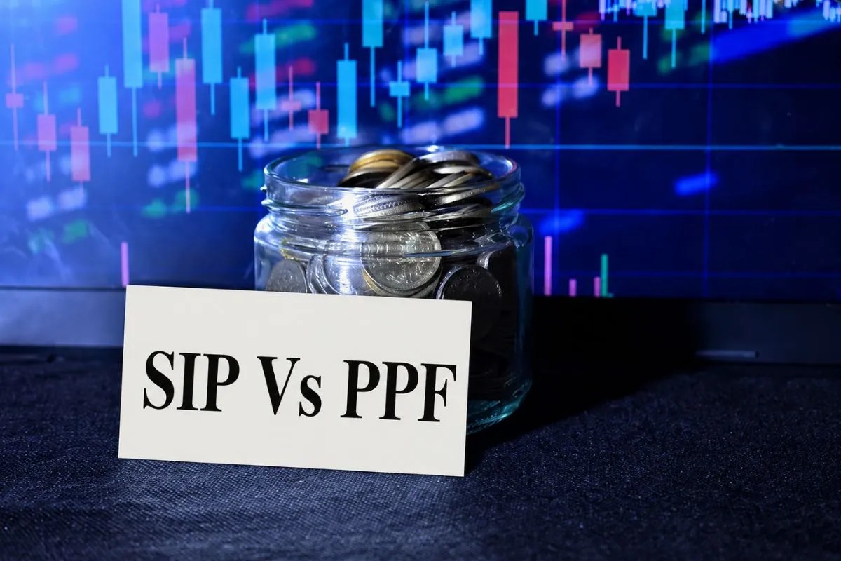 PPF और SIP दोनों में हर महीने डालें 2000 रुपये तो 30 साल में कितने मिलेंगे वापस, किस स्कीम में है ज्यादा फायदा?
