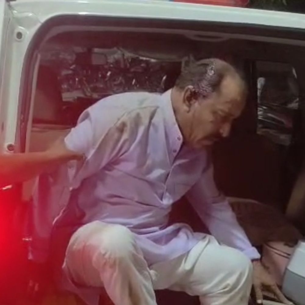 मवेशी की टक्कर से बाइक सवार किसान घायल:जिला अस्पताल में भर्ती; शादी समारोह से शामिल होकर लौट रहे थे