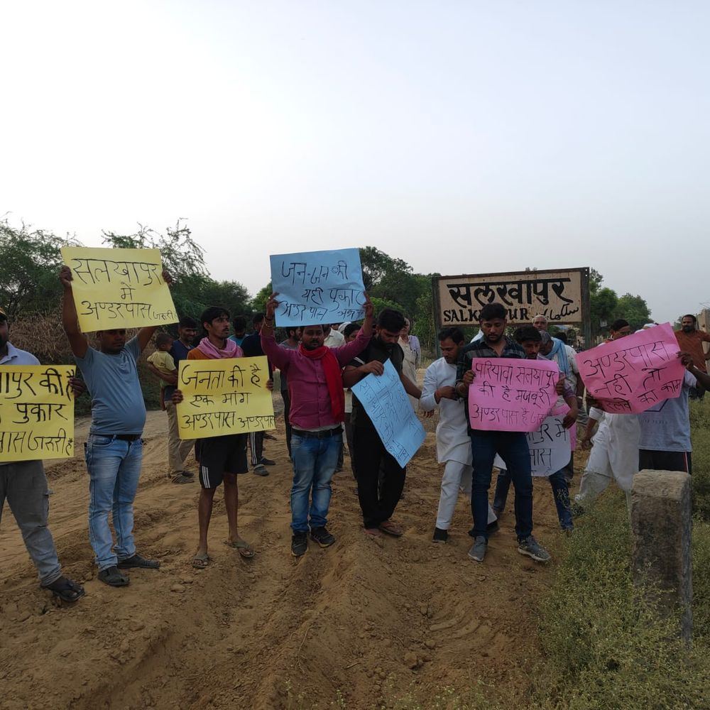 जौनपुर में रेलवे निर्माण कार्य का ग्रामीणों ने किया विरोध:कई बार अधिकारियों और जनप्रतिनिधियों को दे चुके हैं ज्ञापन, बोले- अंडरपास बने बिना नहीं होने देंगे काम
