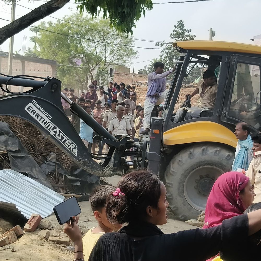 सीतामढ़ी में प्रशासन का बुलडोजर चला, अवैध कब्जा हटाया:हाईकोर्ट के आदेश पर सालों से कब्जाई गई जमीन मुक्त कराई