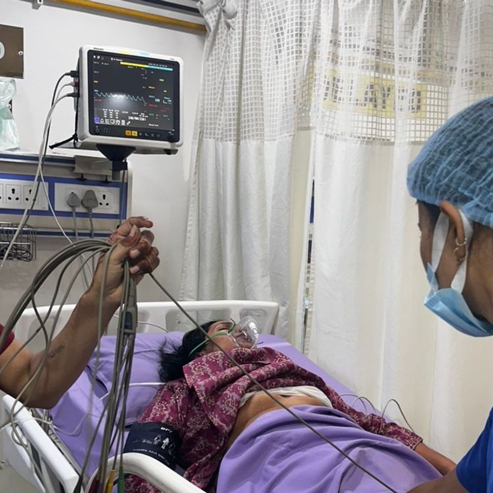 मीटिंग में महिला अधिकारी बेहोश:कलेक्ट्रेट में मचा हड़कंप; आईसीयू में इलाज जारी, रात में अस्पताल पहुंचे कलेक्टर