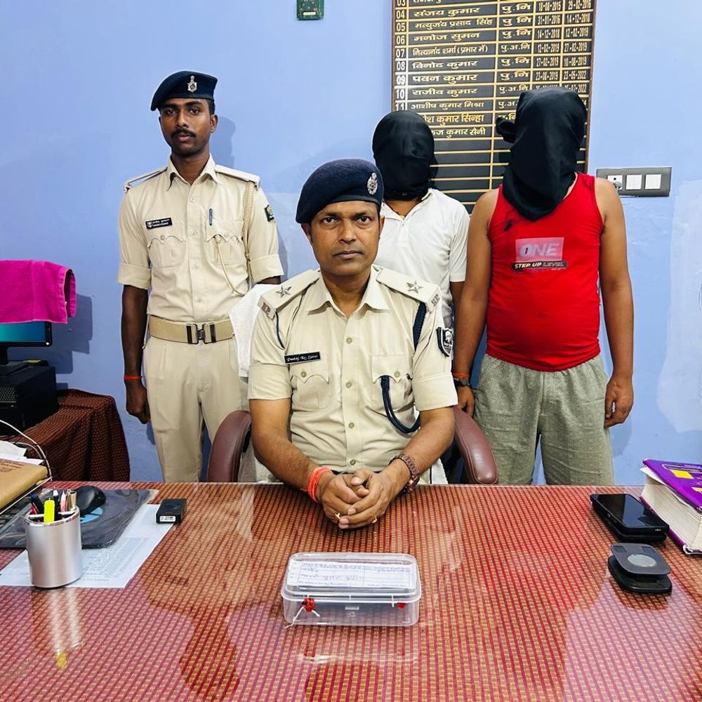 नवादा में 2 साइबर अपराधी गिरफ्तार:सस्ते लोन का झांसा देकर करते थे ठगी, मोबाइल-डाटा सीट बरामद