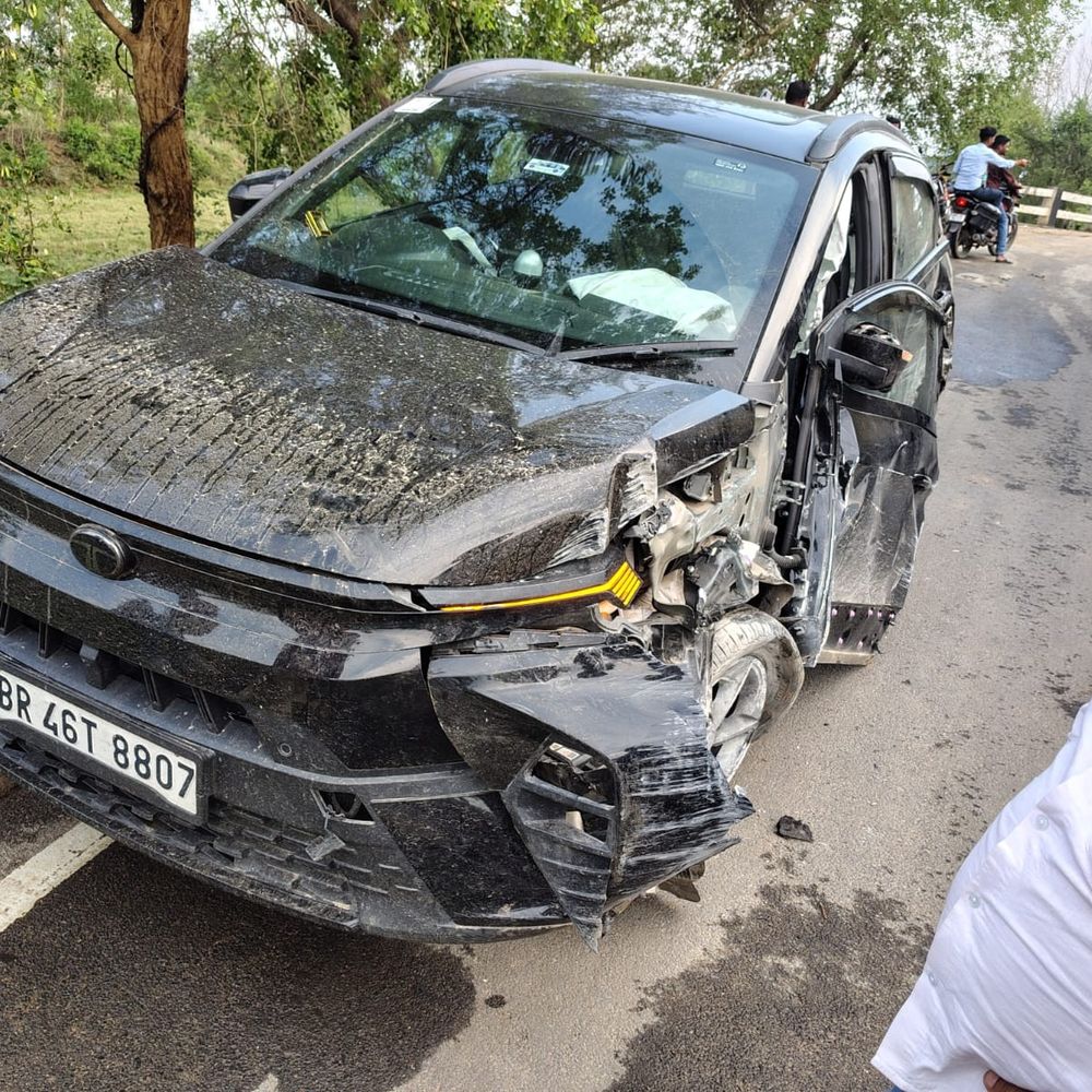कटौना बाईपास पर अनियंत्रित होकर पुल से टकराई कार:जमुई में रेलवे के JE समेत 3 गंभीर रूप से घायल, ड्राइवर के नशे में होने की आशंका