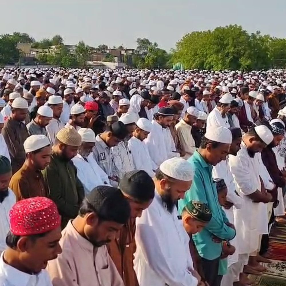ईदगाह में 20 हजार लोगों ने अदा की नमाज:खरगोन में हाफिज बोले-एक-दूसरे मददगार बनें, संवेदनशील क्षेत्र में पुलिस तैनात