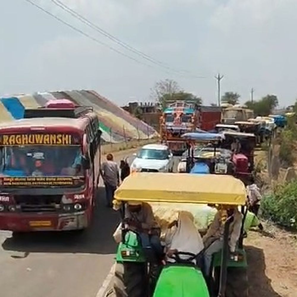उपार्जन केंद्र पर रिश्वत मांगने के आरोप में चक्काजाम:तुलाई में देरी होने पर भी नाराजगी; खतौरा उपार्जन केंद्र पर हंगामा