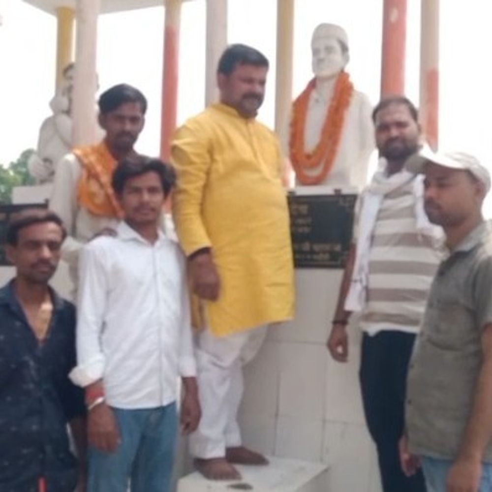 जय बाबा बर्फानी ग्रुप ने मनाई क्रांतिकारी सुखदेव जयंती:भदोही के शहीद पार्क में माल्यार्पण कर श्रद्धांजलि दी