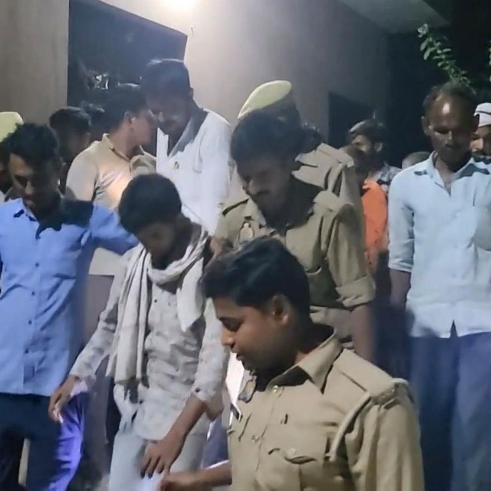हमीरपुर में युवक टॉवर पर चढ़ा, शादी की जिद:पांच घंटे की मशक्कत के बाद पुलिस ने उतारा, ग्वालियर में चल रहा इलाज