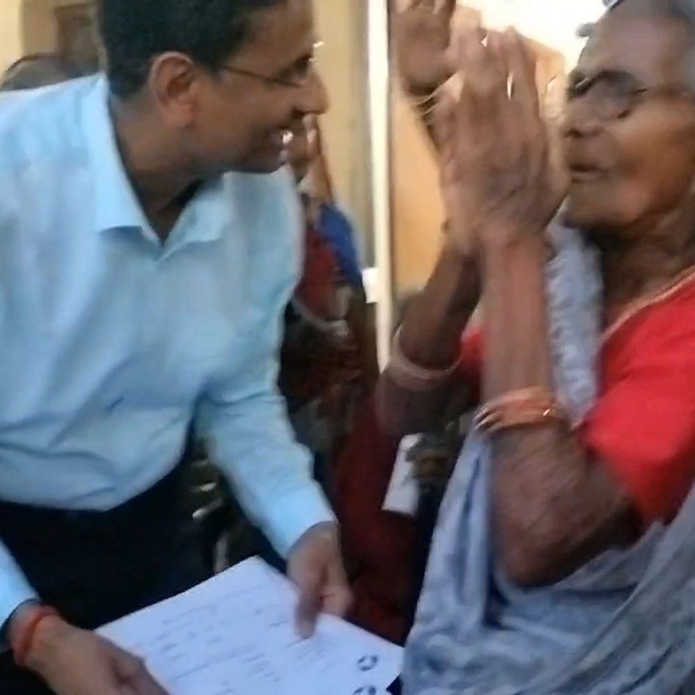 8 महीने बाद मिली पेंशन, कलेक्टर को गले लगाया:बुजुर्गों को सौंपे स्वीकृति आदेश, दमोह में महिलाओं से माफी भी मांगी