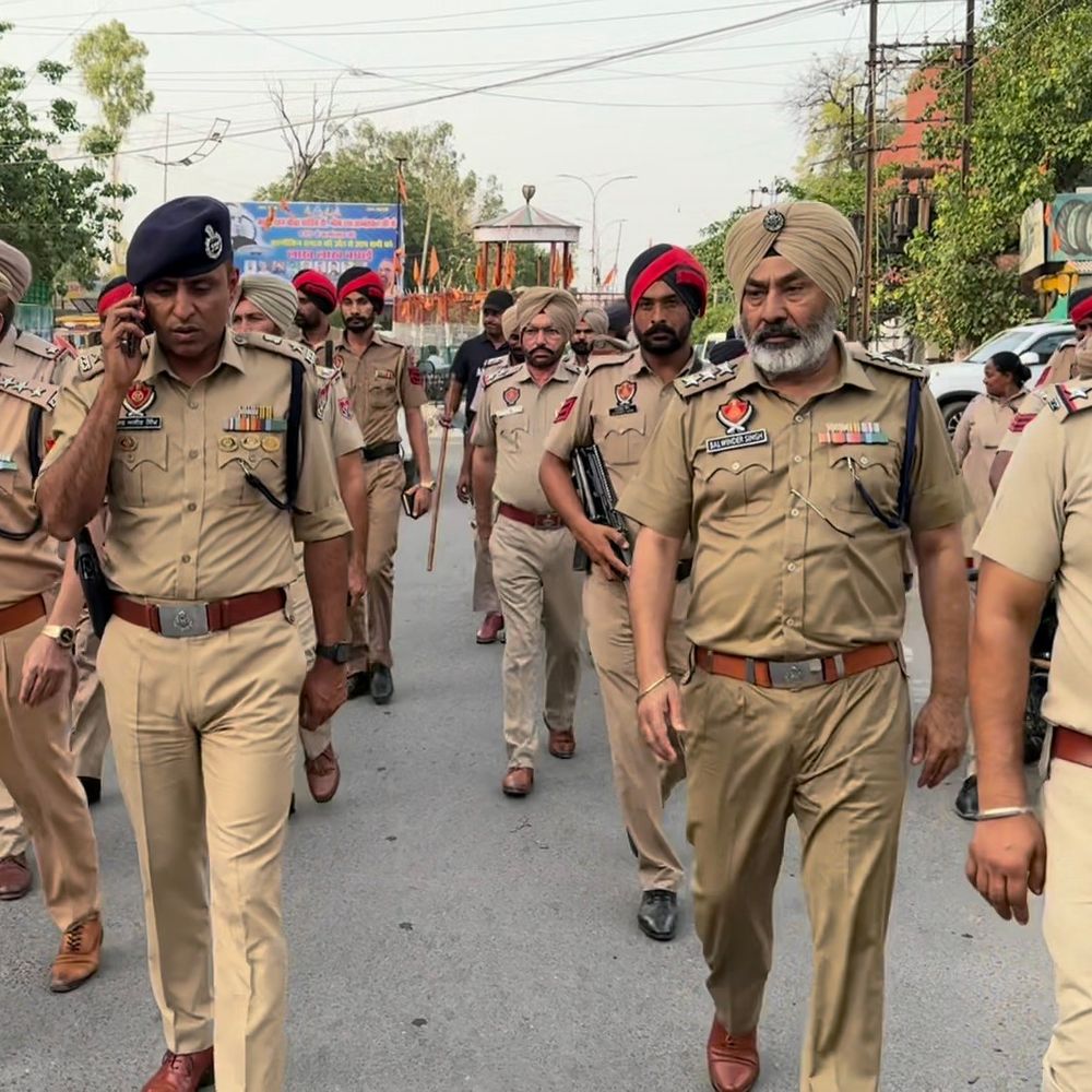 फाजिल्का में चुनावों से पहले पुलिस अलर्ट:एसएसपी की अगुवाई में फ्लैग मार्च, 1000 जवान तैनात; माहौल बिगाड़ने वालों को चेतावनी