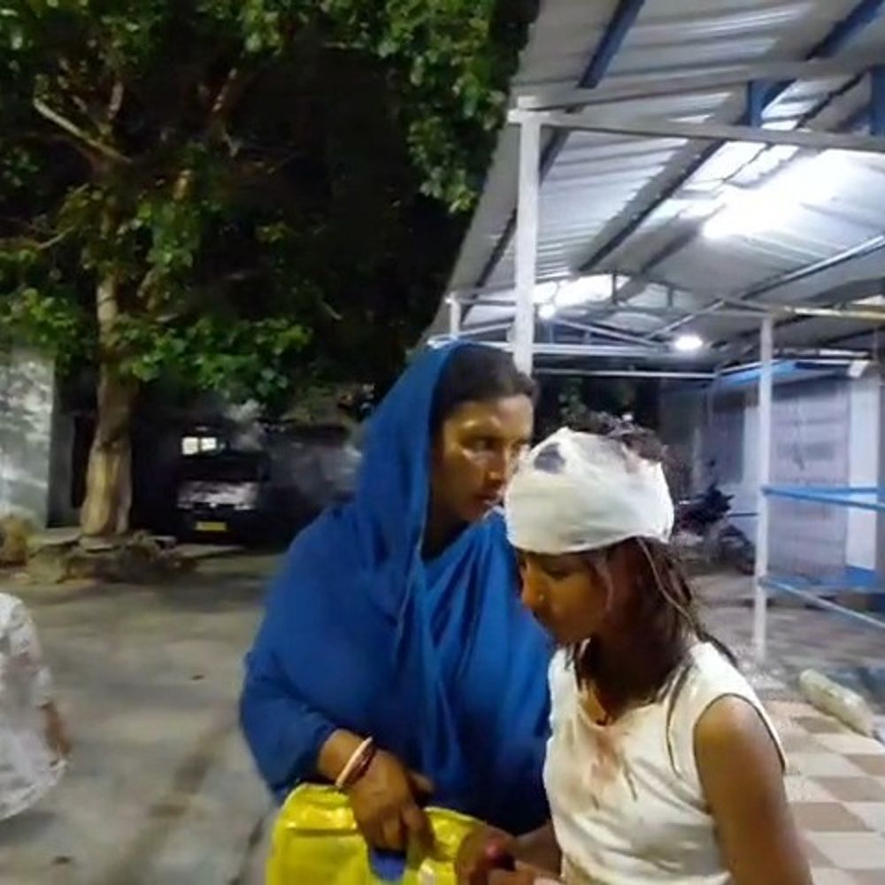 पड़ोसियों ने ईंट से वार कर बच्ची को किया घायल:जमुई में पानी के छींटे को लेकर विवाद, सिर पर गहरा चोट